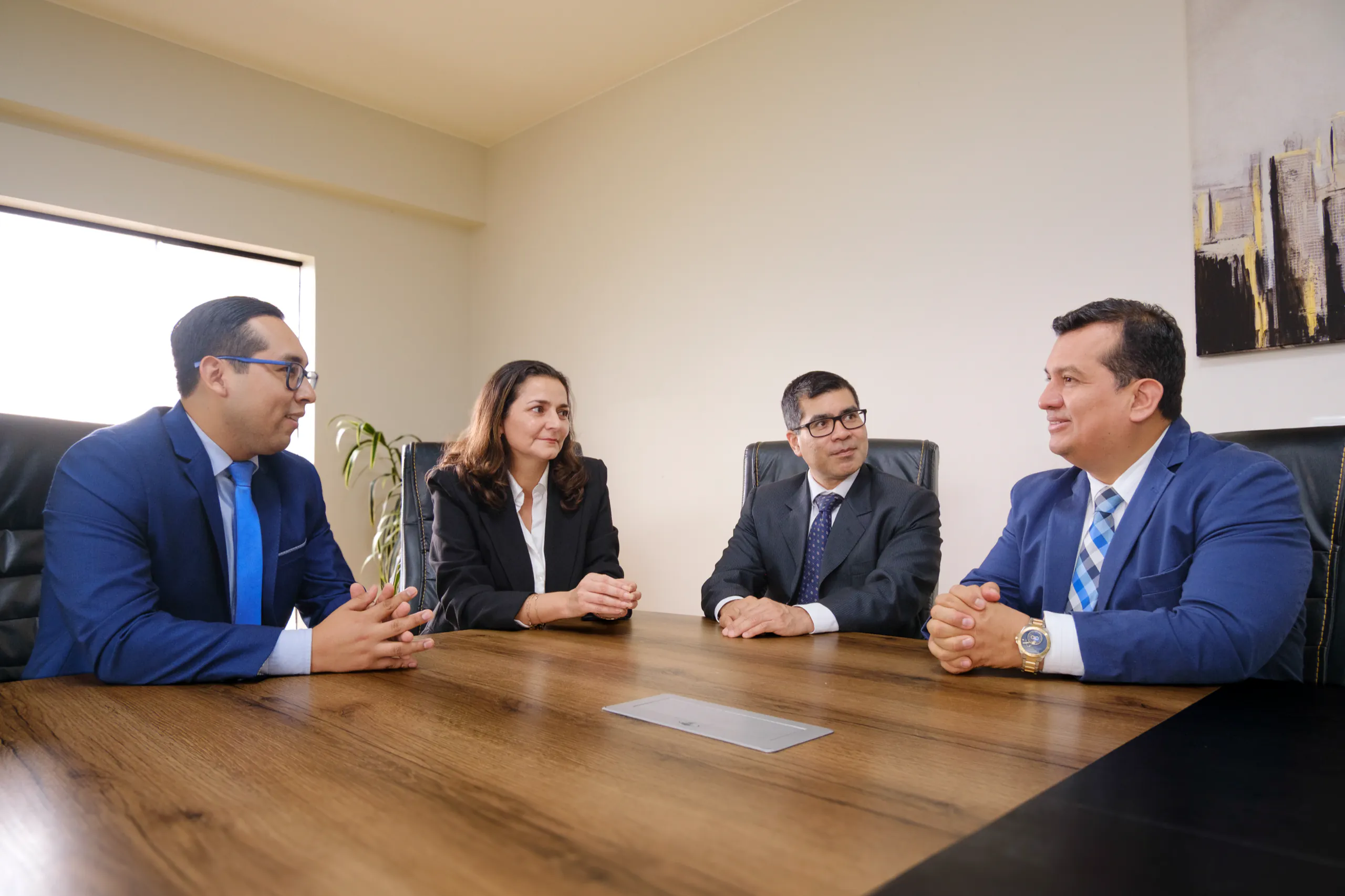 Equipo de AD NOVA LEGAL reunido en la sala de juntas